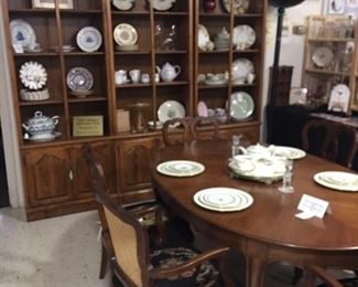 Dining table and chairs witWedgwood "Appledore" china