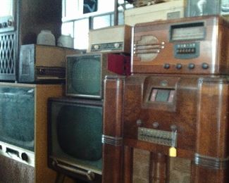 VINTAGE TELEVISIONS AND RADIOS.