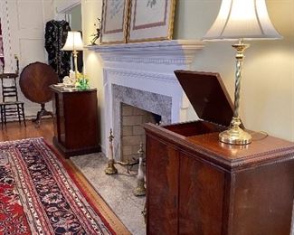 PAIR OF MUSIC CABINET WITH VINTAGE HIFI