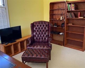 LEATHER READING CHAIR AND OTTOMAN, BOOK CASES