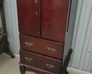Jewelry Hutch https://ctbids.com/#!/description/share/327925