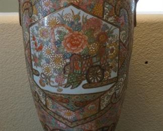 Handpainted Chinese Porcelain Lamp