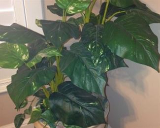 Artificial plant and planter