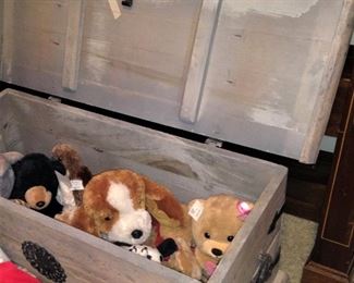 Small trunk of stuffed animals