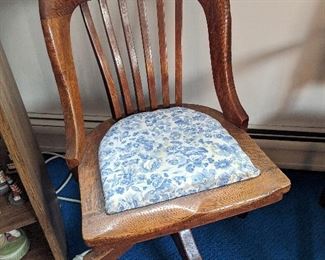 $30 Curved back desk chair