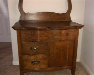 Vintage wash stand! Excellent condition