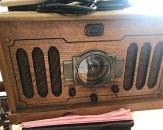 Museum Thomas Series turntable and radio