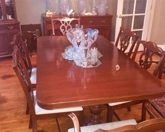 Duncan Phyfe style dining table with 7 chairs (MINT)