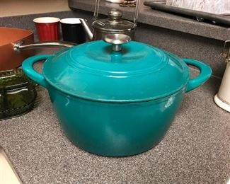 heavy cast iron dutch oven pot