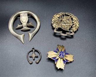 3 Brooches Pin and 1 Pendant