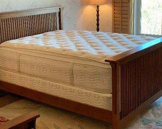 Queen Thomasville Mission Oak Bed 50x70x86in HxWxD