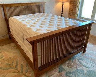 Queen Thomasville Mission Oak Bed 50x70x86in HxWxD