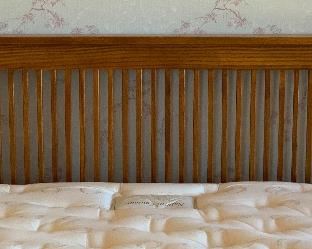 Queen Thomasville Mission Oak Bed	50x70x86in	HxWxD
