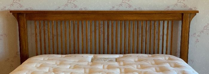 Queen Thomasville Mission Oak Bed 50x70x86in HxWxD