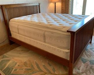 Queen Thomasville Mission Oak Bed 50x70x86in HxWxD