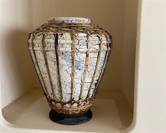 White/wicker decor pot no sign