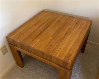 Oak end table 28x28x20 HxWxD