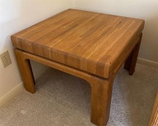 Oak end table 28x28x20 HxWxD