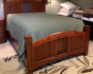 Queen Thomasville Cherry Bed Complete 57x64x88 HxWxD