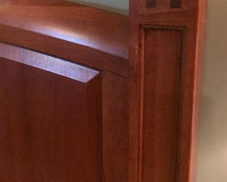 Queen Thomasville Cherry Bed Complete 57x64x88 HxWxD