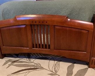 Queen Thomasville Cherry Bed Complete 57x64x88 HxWxD