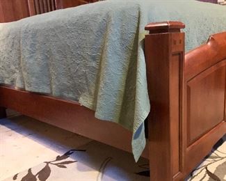 Queen Thomasville Cherry Bed Complete 57x64x88 HxWxD