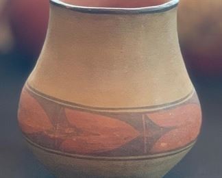 Signed Pueblo New Mexico Pottery Native American Pot	5.5in H	
