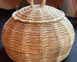 Washoe Lidded Coil Basket Native American	7inH x 8in Diameter	
