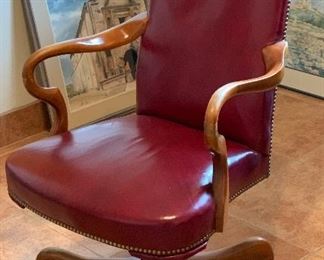 Classic Southwood Nailhead Executive Office Chair	45x26x27in	HxWxD
