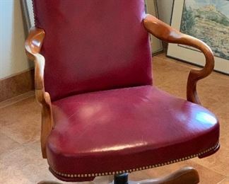 Classic Southwood Nailhead Executive Office Chair	45x26x27in	HxWxD
