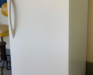 Frigidaire 13.8 CuFt Commercial Freezer Upright LFFU1465DW4	60x28x32in	HxWxD
