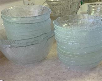 27 pc Press Glass Leaf Bowl Set