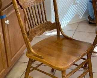 48in Dia Carved Oak Dining Table w/ 6 Chairs