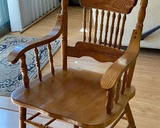 48in Dia Carved Oak Dining Table w/ 6 Chairs