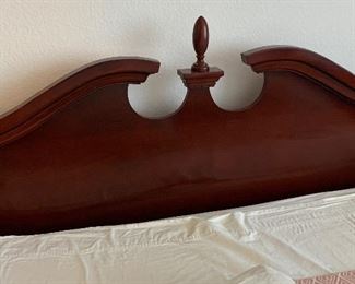 Queen Cherry Wood Bed w/ Tempurpedic Memory Foam Mattress 84x64x87in