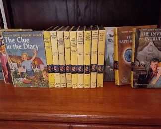 Set of vintage Nancy Drew novels 