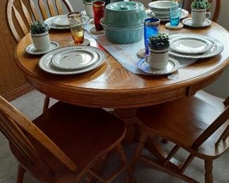 Pedestal kitchen table, 4 chairs