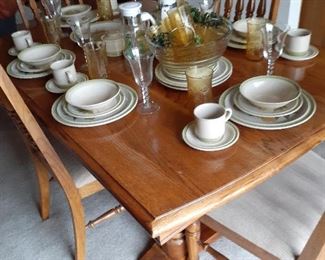 Oak dinning room table, leaf & 6 chairs
