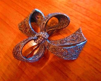 Dior Pin