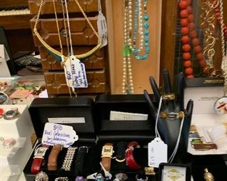 Lots of sterling silver earrings and pendants !!