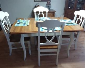 Stunning solid wood table with leaf and 6 chairs
