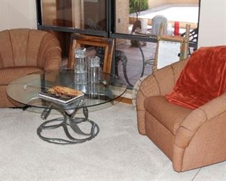 Global view of the swivel chairs and table