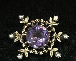 9kt  pin with an amethyst center stone