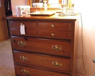 Nice chest of drawers 