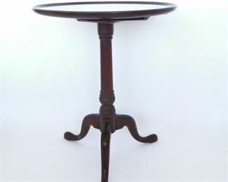 Round Queen Anne Side Table stamped A Williamsburg Adaption Kittinger, with a symbol of a W with an A in it. 