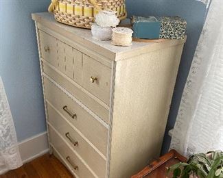 Chest of drawers 
Decorative tables 