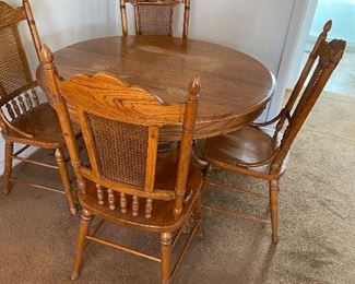 Oak table 
2 leaves
6 chairs 
