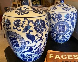 Great looking pair of blue and white urns