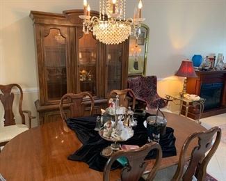 Drexel hutch & Thomasville dining table, leaf, pads, 2 arm & 4 side chairs