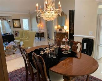 Thomasville dining table, leaf, pad, 2 side & 4 arm chairs
